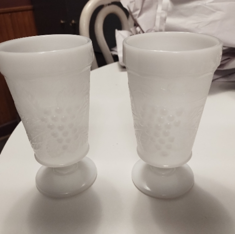 Milk Glass Grape Anchor Hocking Pedestal Candy Dish And 2 Tumblers - Picture 11 of 11